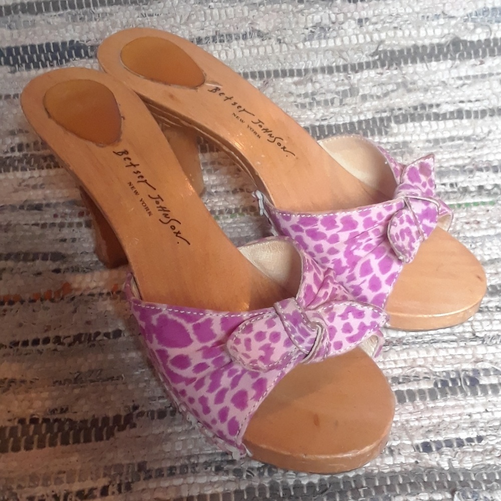Betsey Johnson Pink Leopard Print Wood Carved Heel Mules Tiki Pinup - Picture 1 of 7